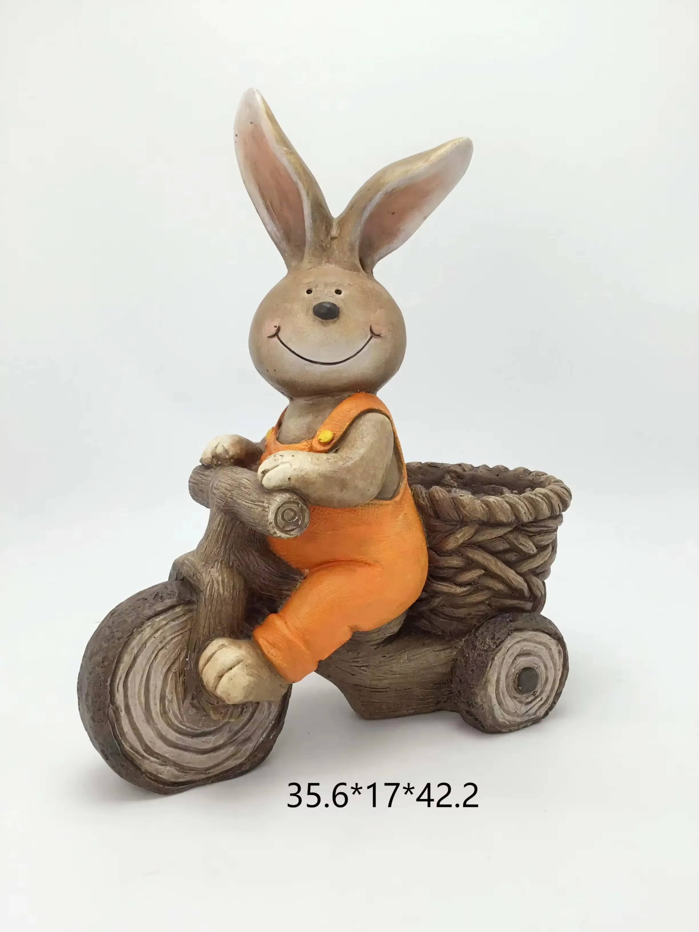 Figura de conejo en resina montando una bicicleta con cesta trasera tejida pensada como display macetero de primavera