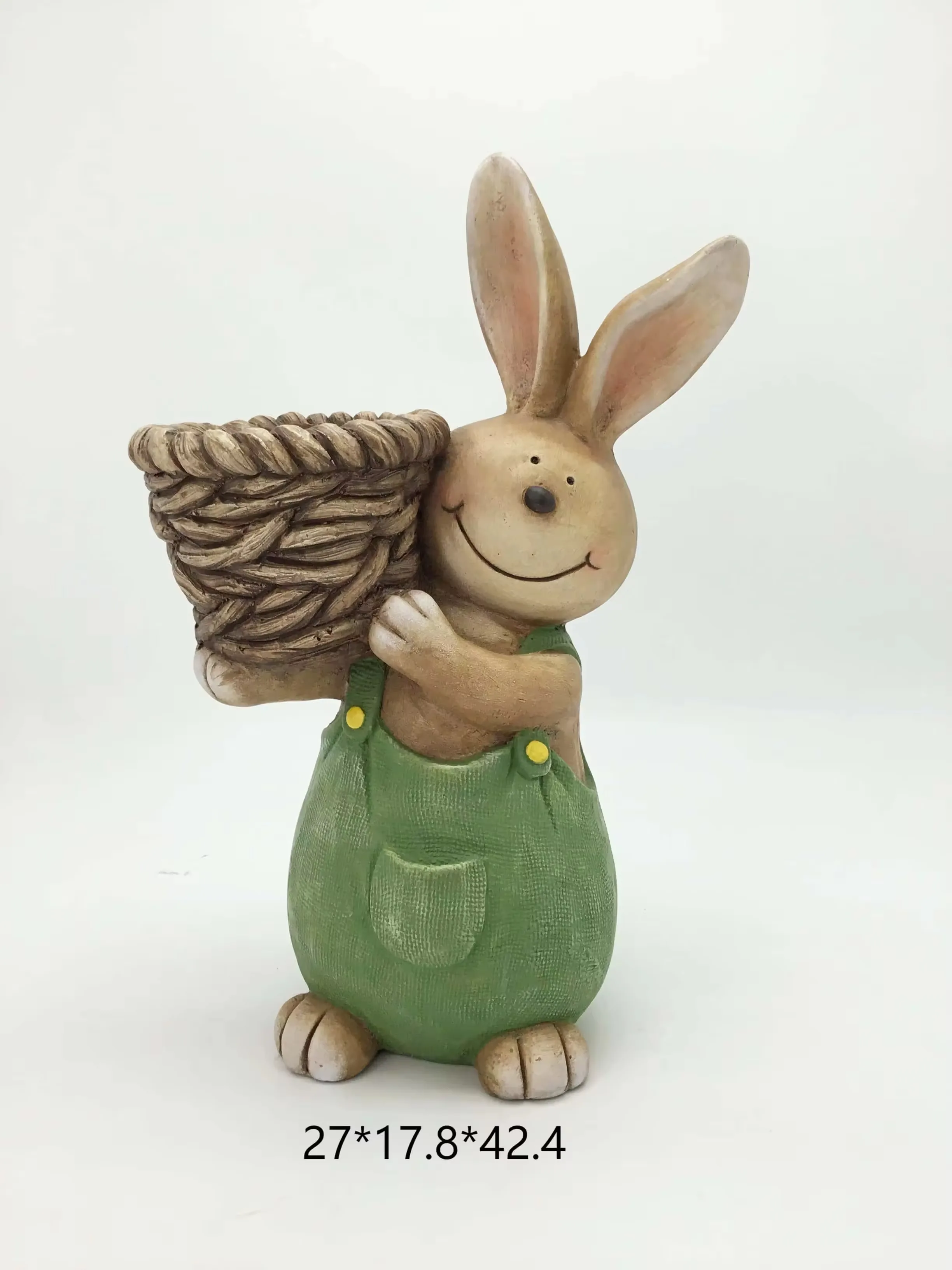 Conejo en resina con peto verde cargando una cesta macetero tejida para decoracion de jardin en primavera