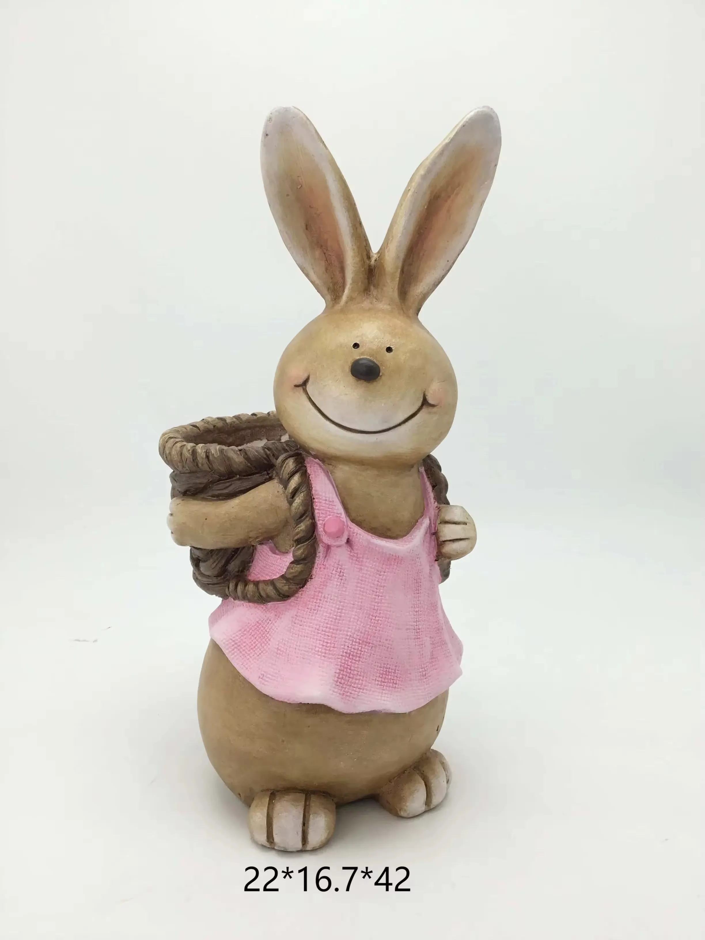 Figura de conejo en resina con top rosa llevando una cesta sobre la espalda para decoracion del hogar en primavera y displays de estanteria de Pascua