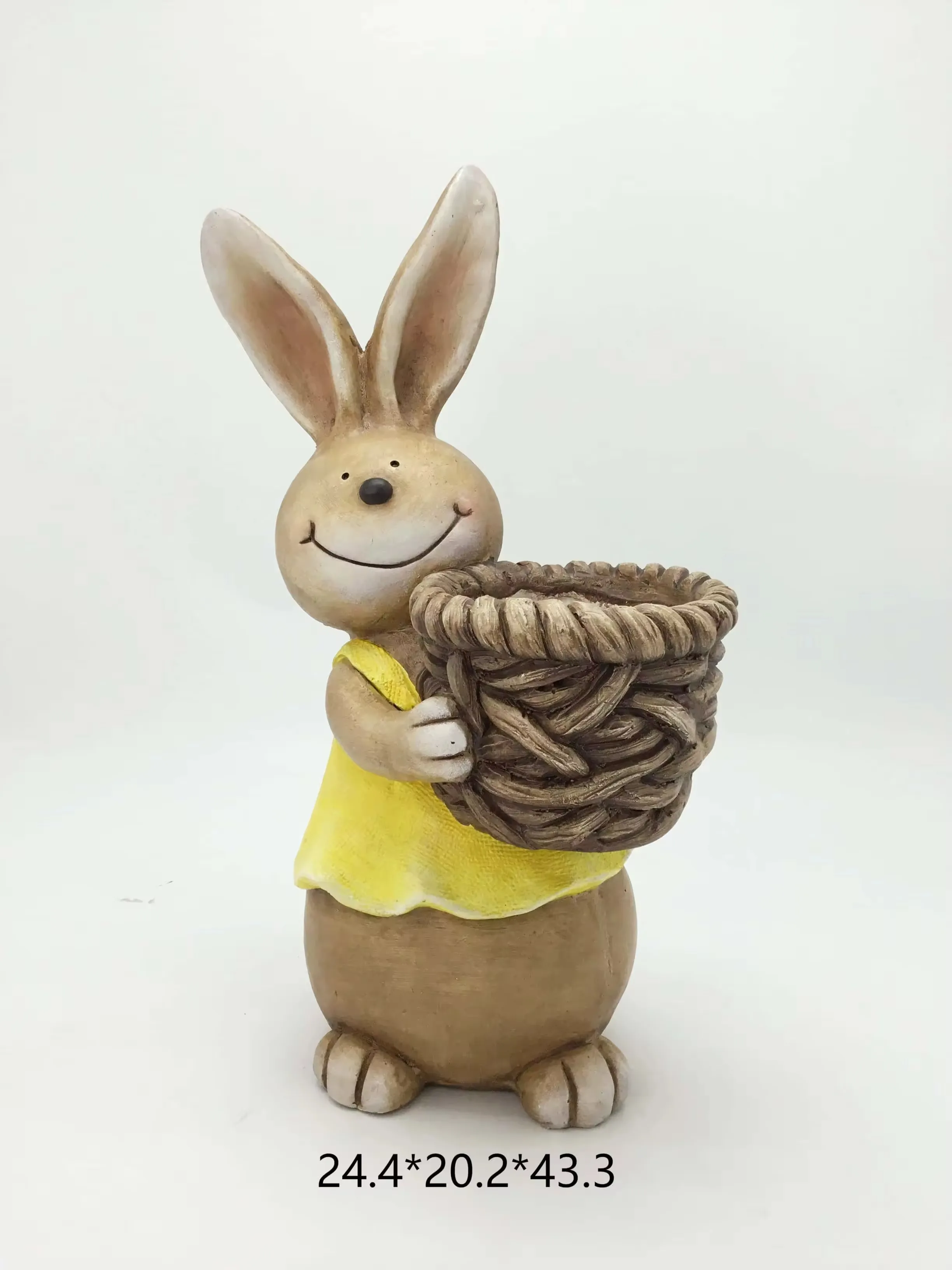 Conejo en resina pintado a mano con vestido amarillo cargando una cesta tejida para decoracion del hogar en Pascua y displays de regalo primaveral