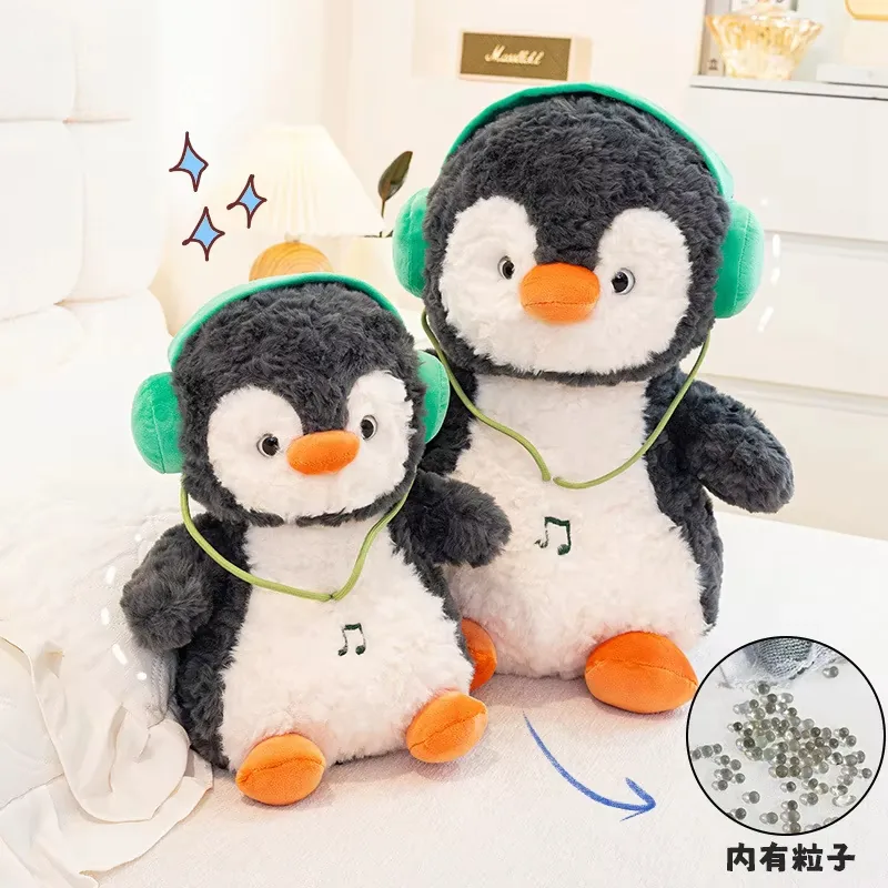 Dos muñecos de peluche de pingüino con auriculares mostrados con una indicación de relleno de bolitas dentro del cuerpo