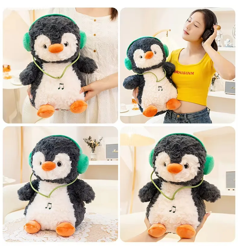 Collage de estilo de vida que muestra el muñeco de peluche de pingüino con auriculares en la mano, sobre una mesa y en un entorno informal de habitación