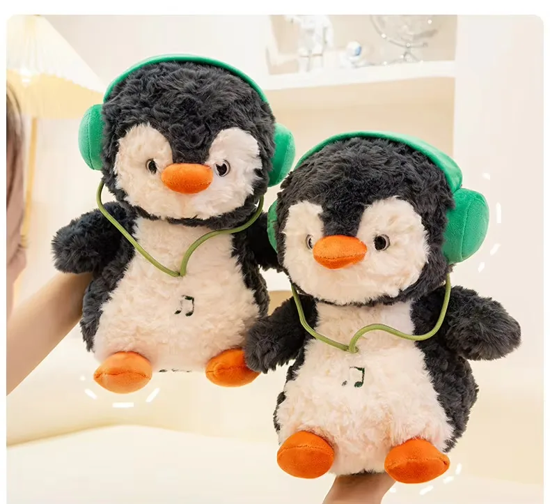 Dos muñecos de peluche de pingüino con auriculares sostenidos uno al lado del otro para comparar las opciones de tamaño mediano y grande