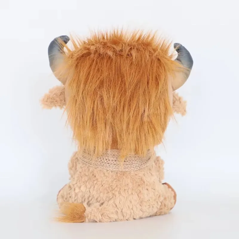 Vista trasera de un peluche de vaca de las Highlands mostrando una cortina de pelo marrón largo, la bufanda enrollada y la colocación de la cola