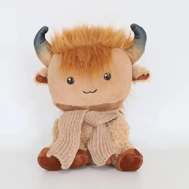 Peluche de vaca de las Highlands con cara cuadrada, pelo despeinado color jengibre, cuerpo crema suave y bufanda tejida beige