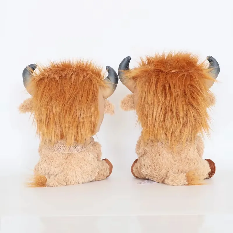 Dos peluches de vaca de las Highlands vistos por detrás con paneles de pelo largos y despeinados, cuerpos crema rizados y colas cortas