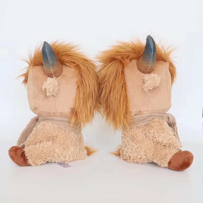 Dos peluches de vaca de las Highlands vistos de perfil para comparar profundidad del cuerpo, volumen del pelo y envoltura de la bufanda