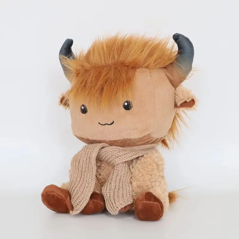 Peluche de vaca de las Highlands en un ángulo de tres cuartos a la derecha mostrando la curva del cuerno, la caída de la bufanda y los pies sentados