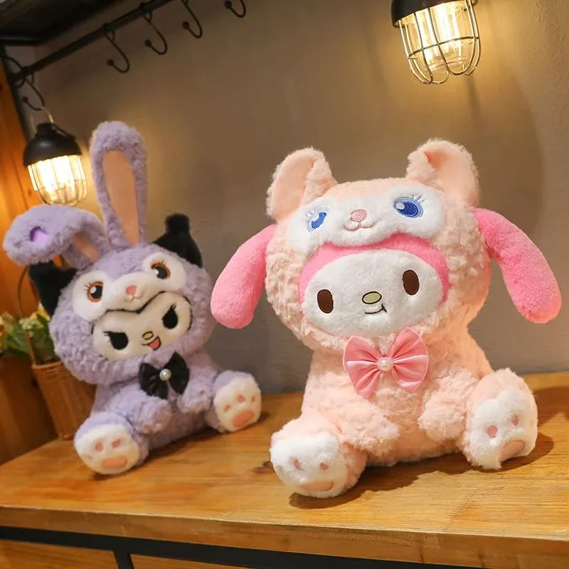 Peluche morado de Kuromi y peluche rosa de My Melody mostrados juntos como pareja
