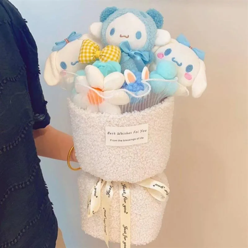 Ramo de peluche azul de Cinnamoroll con acentos de lazo pastel y envoltura color crema