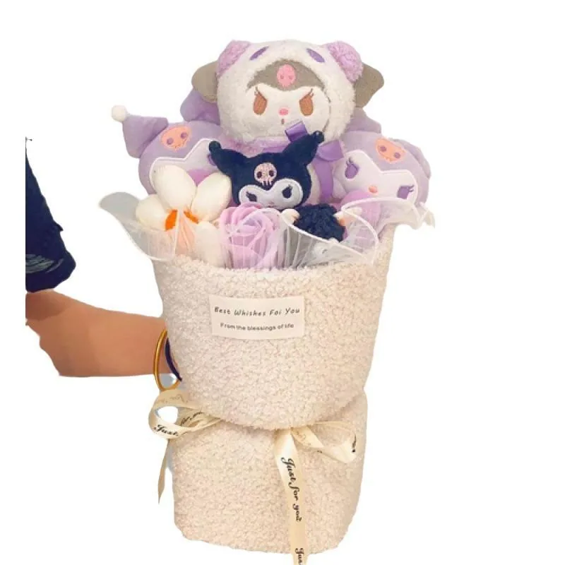 Ramo de peluche morado de Kuromi con flores lavanda y envoltura color crema sostenido para mostrar la escala