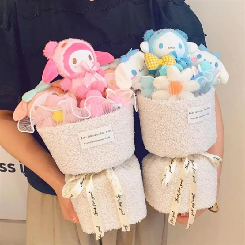 Ramos de peluche rosa de My Melody y azul de Cinnamoroll mostrados lado a lado
