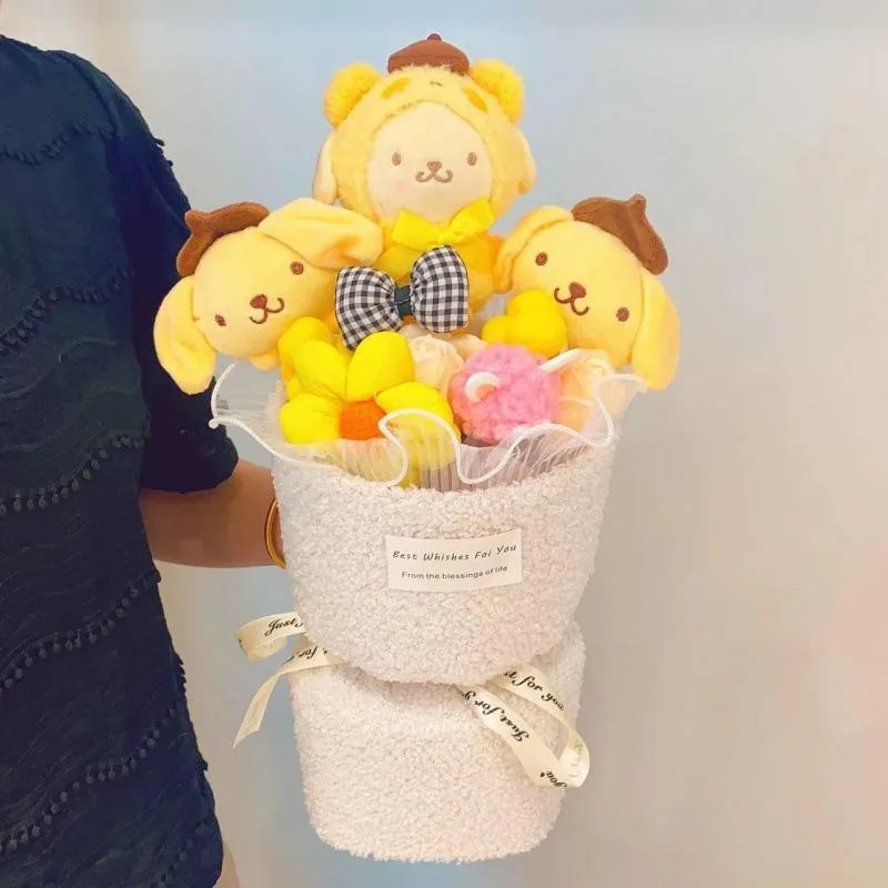 Ramo de peluche amarillo de Pompompurin con lazo de cinta y acentos estilo margarita