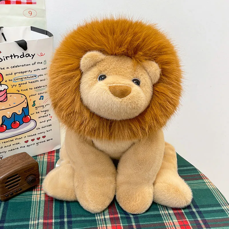 Vista frontal de la mochila de peluche de león colocada sobre una mesa con patas redondeadas y melena esponjosa