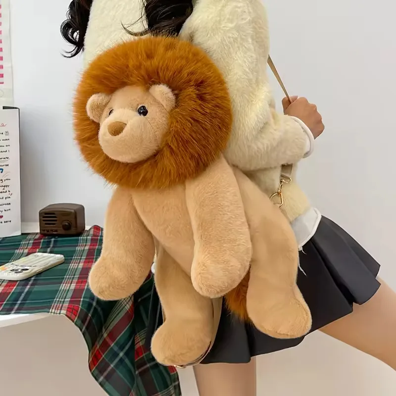 Vista lateral de la mochila de peluche de león llevada al hombro mostrando profundidad del cuerpo y patas colgantes