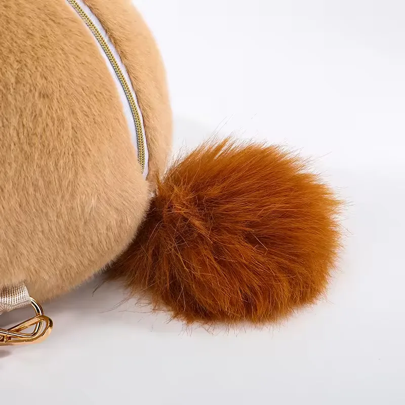 Detalle de la cola marrón esponjosa del león fijada a la parte baja trasera de la mochila de peluche