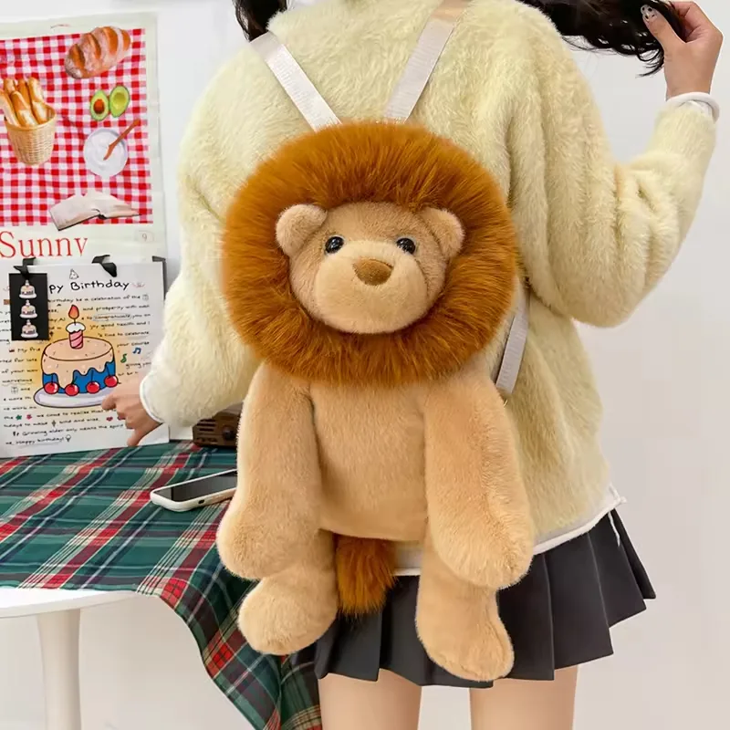 Mochila de peluche de león llevada en la espalda con correas visibles y el rostro frontal completo del león