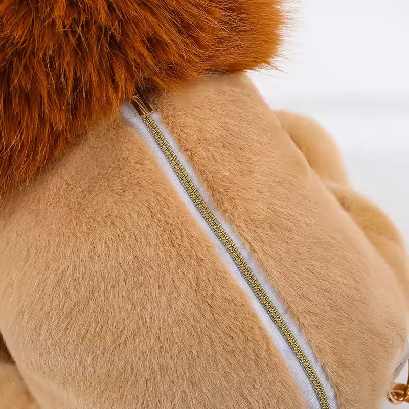 Primer plano de la cremallera de la mochila de peluche de león que recorre la abertura trasera del cuerpo