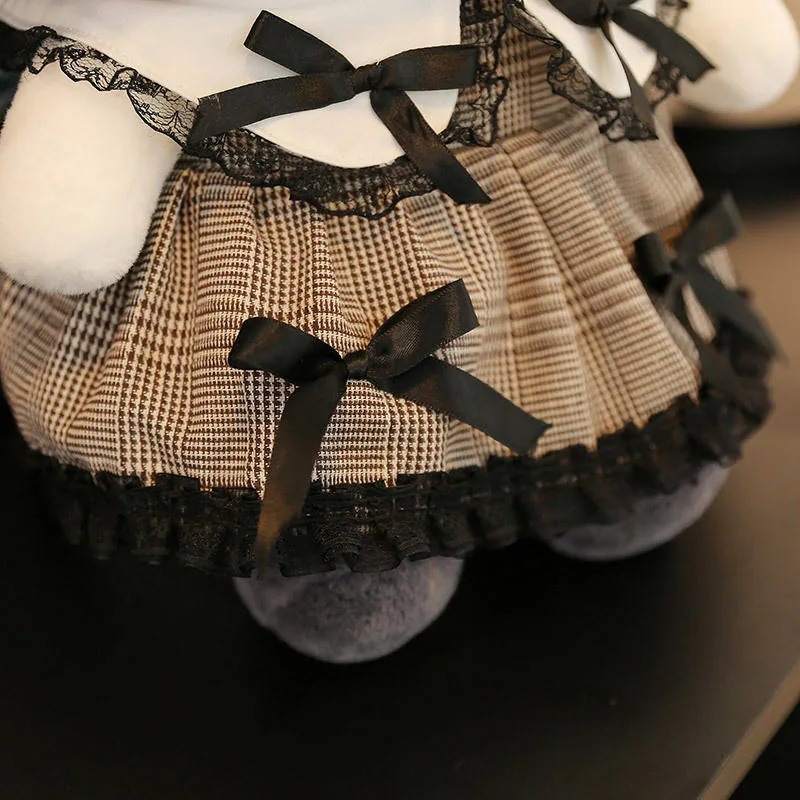 Primer plano de la falda de encaje a cuadros y los detalles de cinta negra en los peluches princesa gótica