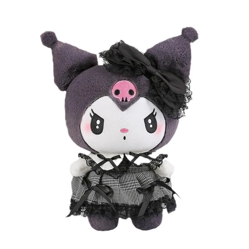 Imagen recortada del peluche princesa gótica de Kuromi con lazo negro y vestido a cuadros con encaje