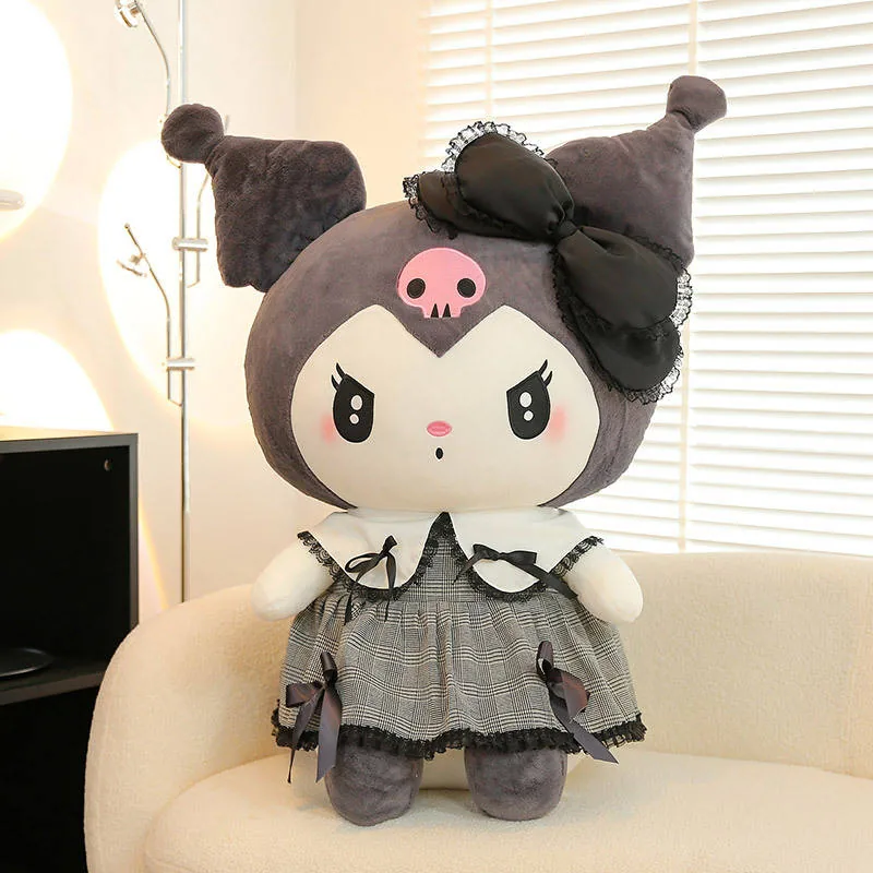 Peluche princesa gótica de Kuromi sentado en una escena de estilo de vida con lazo negro de encaje