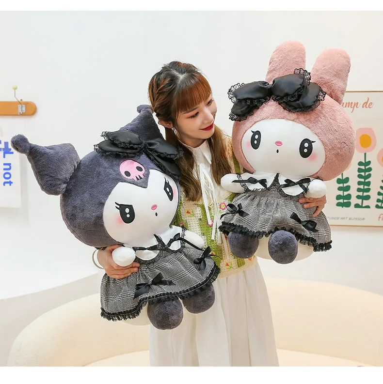 Modelo sosteniendo peluches góticos de My Melody y Kuromi en tamaños grandes listos para regalo