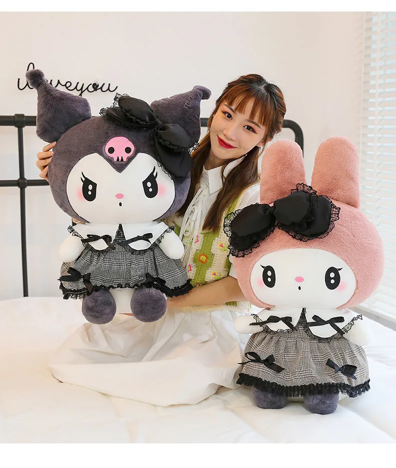Modelo sentado con peluches góticos de My Melody y Kuromi en tamaños grandes listos para regalo