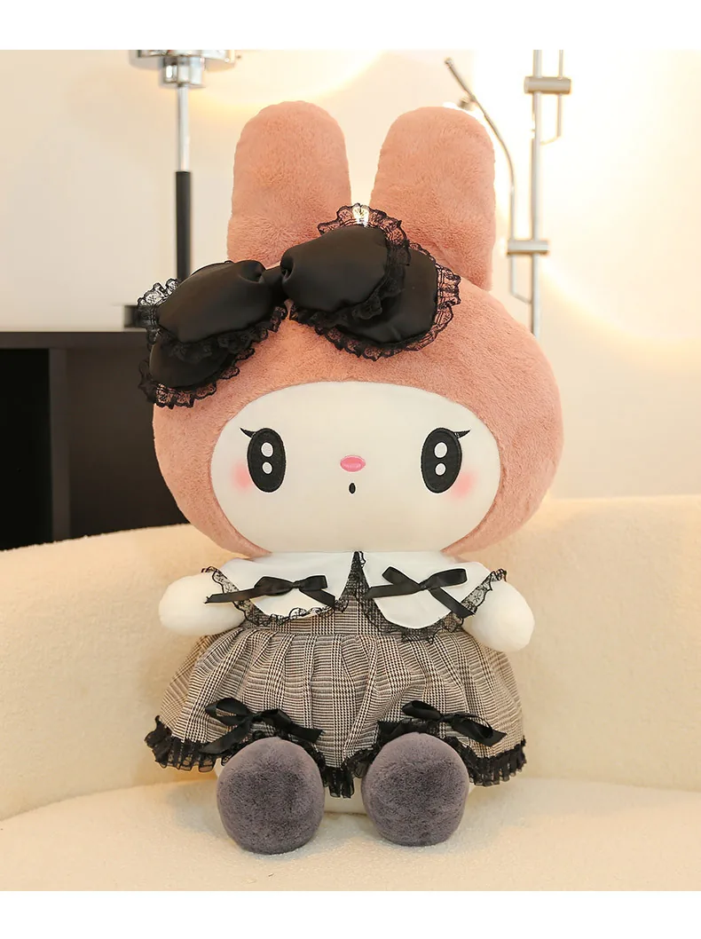 Peluche princesa gótica de My Melody sentado en un sofá con lazo negro de encaje y vestido a cuadros