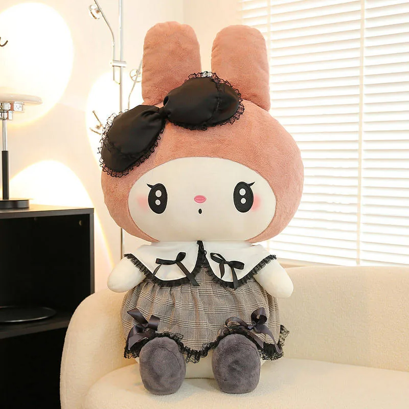 Peluche princesa gótica de My Melody expuesto solo en una escena cálida de estilo de vida