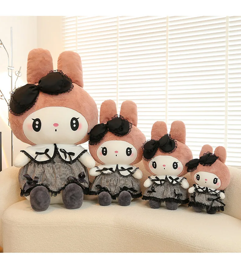 Peluche princesa gótica de My Melody mostrado en cuatro tamaños distintos sobre un sofá