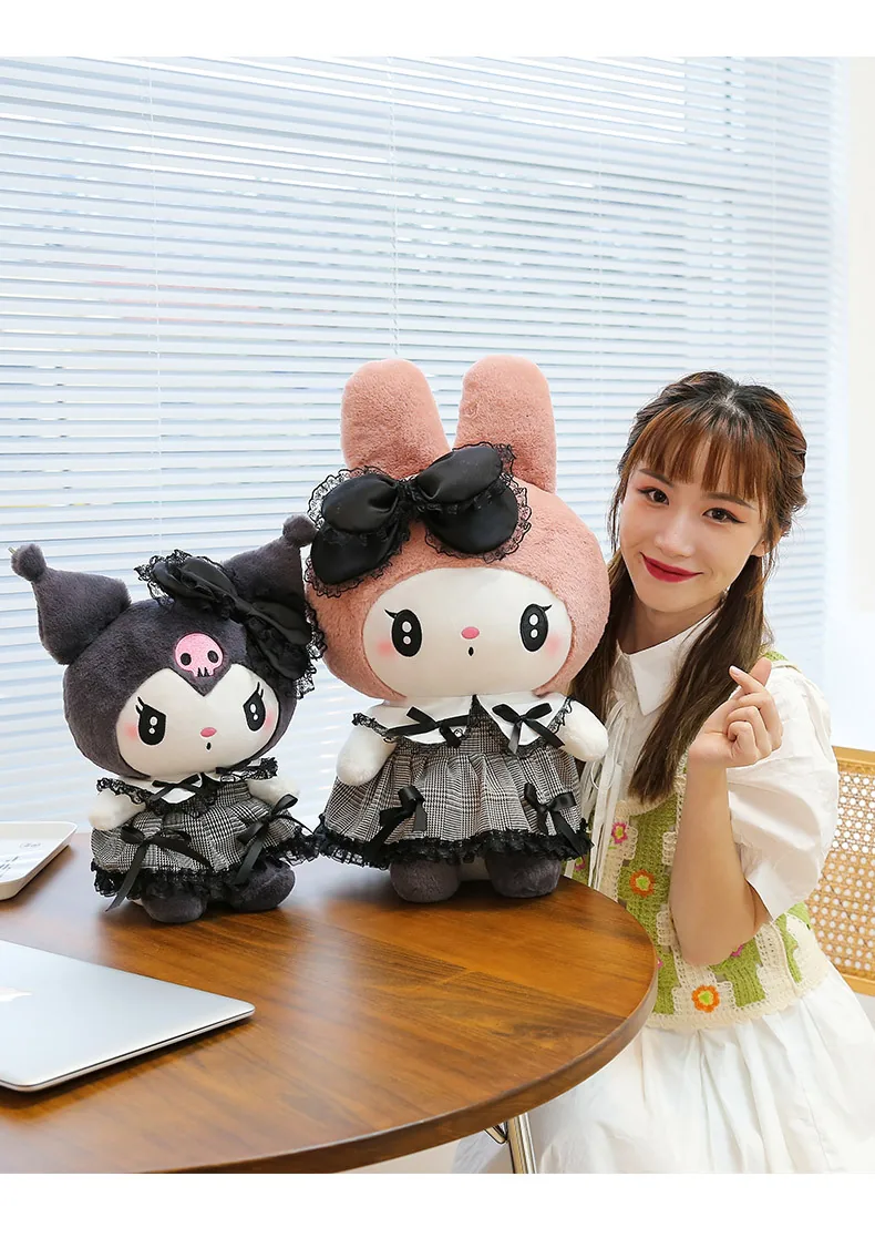 Peluches góticos de My Melody y Kuromi expuestos sobre un escritorio junto a un modelo sentado