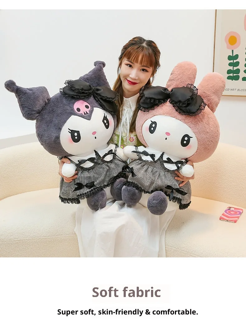 Modelo sosteniendo peluches góticos de My Melody y Kuromi sobre una llamada visual de tejido suave