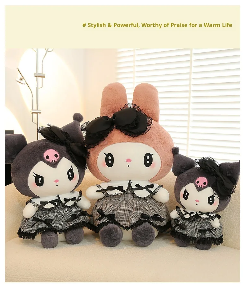 Peluches góticos de My Melody y Kuromi mostrados como un grupo familiar de tres piezas con tamaños mixtos
