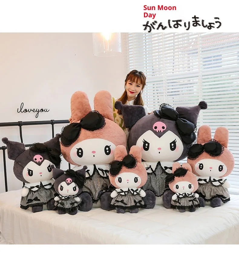 Peluches góticos de My Melody y Kuromi mostrados en un surtido más amplio de varios tamaños con un modelo detrás