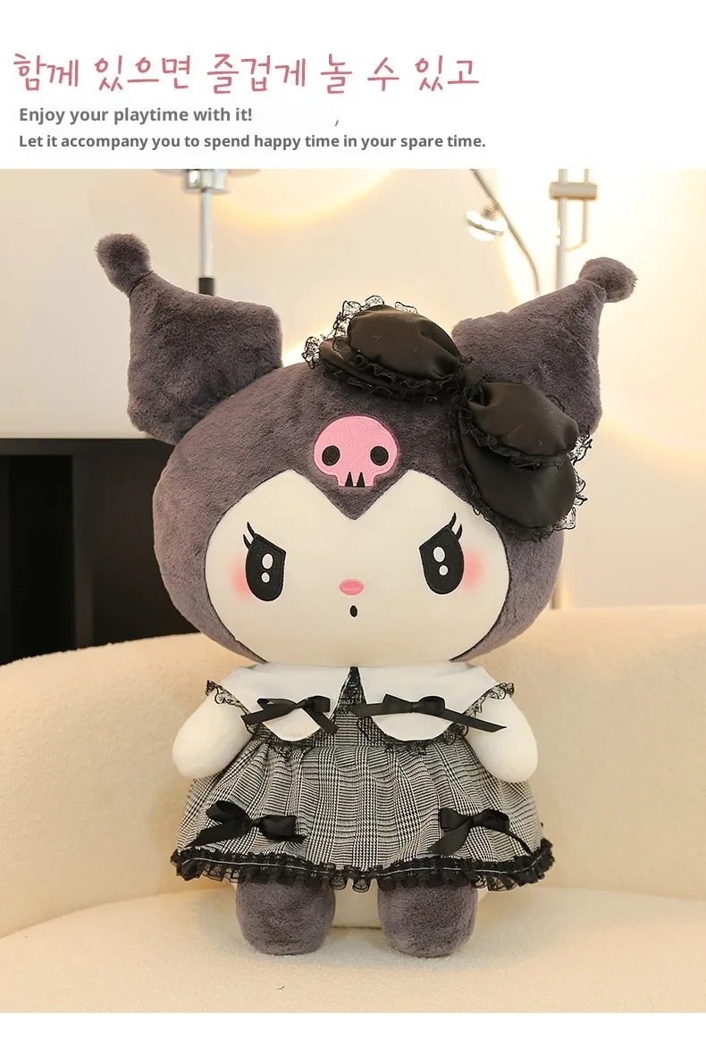 Peluche princesa gótica de Kuromi de gran tamaño expuesto solo sobre un sofá