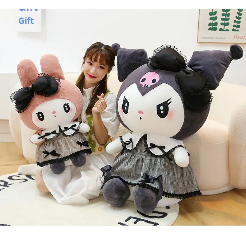 Peluches góticos de My Melody y Kuromi de gran tamaño expuestos con un modelo para referencia de escala