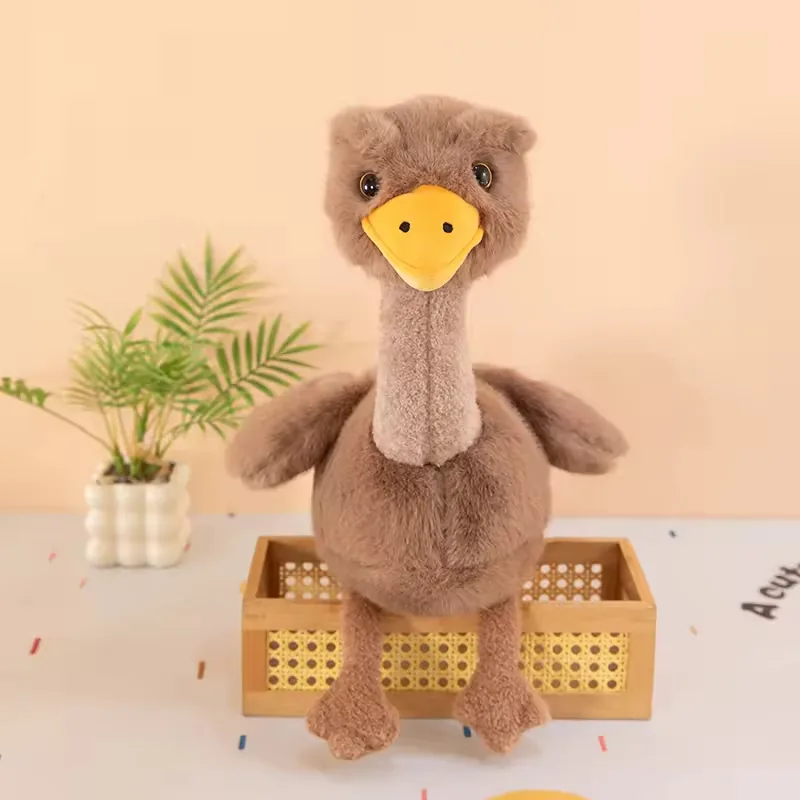 Peluche de avestruz grande de pie con cuello largo, suave pelo marrón y pico amarillo
