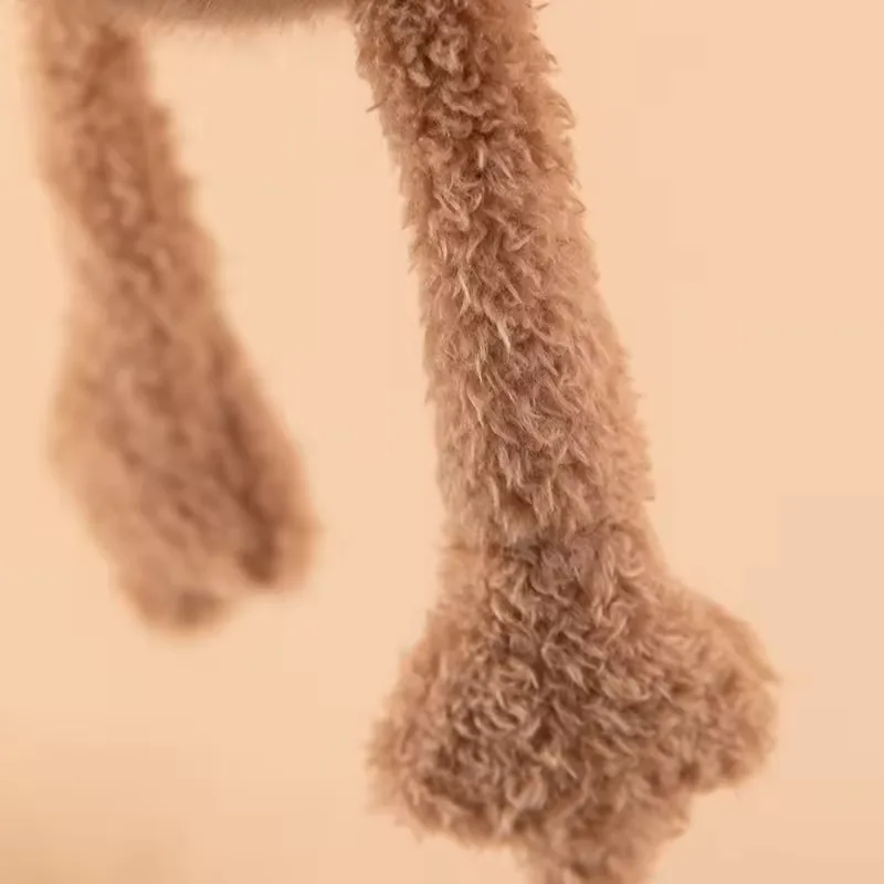 Detalle de pata y pie largos y texturizados del peluche de avestruz