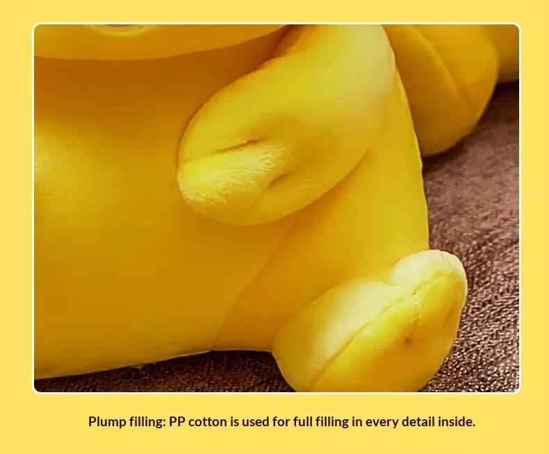 Primer plano del cuerpo del muñeco de peluche Pikachu mostrando un relleno esponjoso de PP cotton en la zona del brazo y la pierna