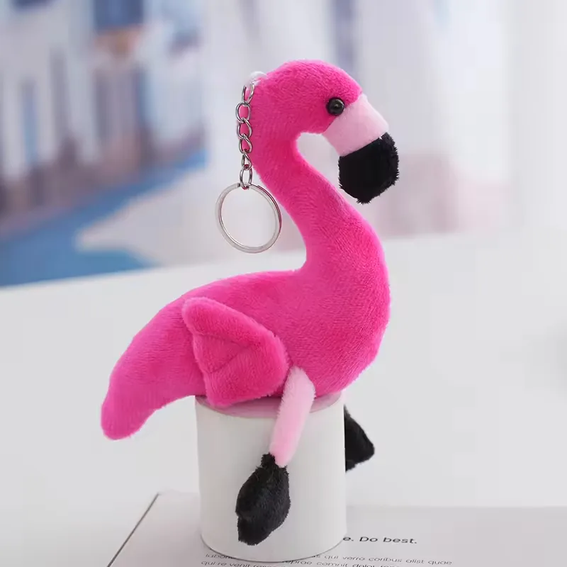 Colgante de peluche llavero de flamenco rosa intenso con pico negro y pies negros colgantes