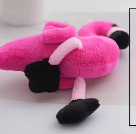 Perfil lateral del colgante de peluche llavero de flamenco rosa intenso mostrando cuello curvado y cuerpo estrecho