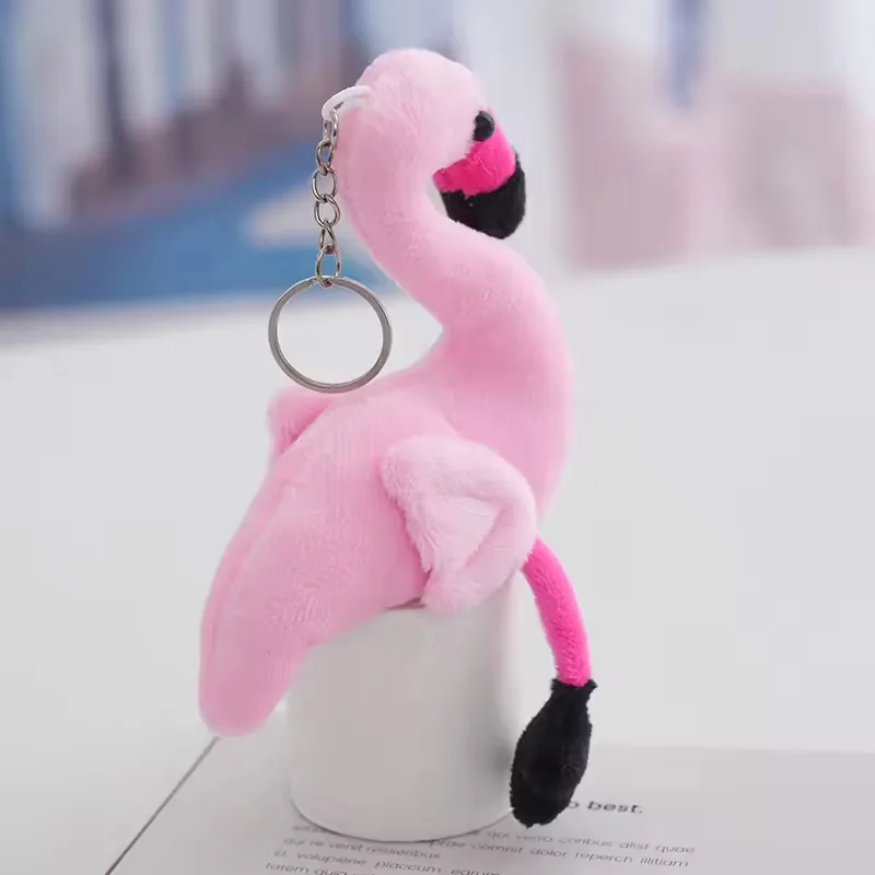 Colgante de peluche llavero de flamenco rosa claro colgando de una anilla plateada