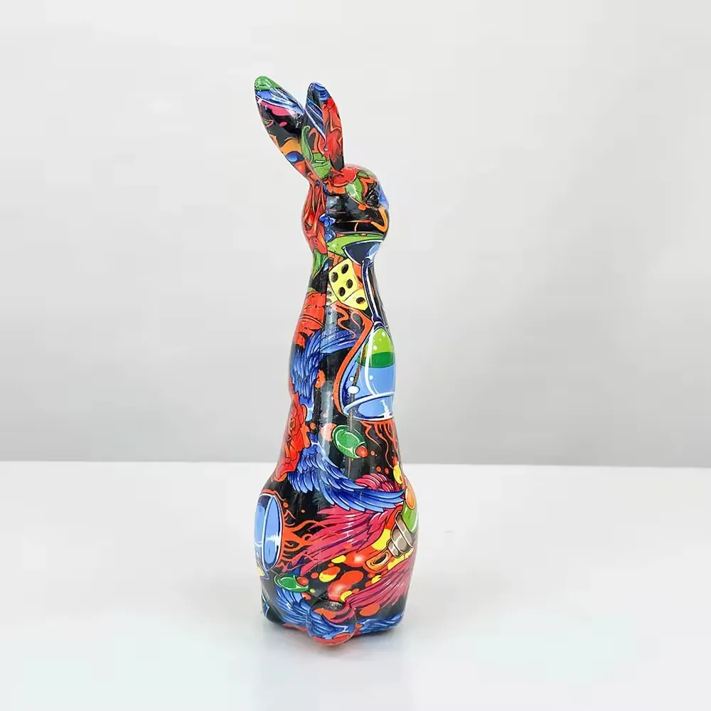 Perfil lateral izquierdo de una estatua de conejo pop art en resina con detalles graficos superpuestos de aves, rosas y arte abstracto