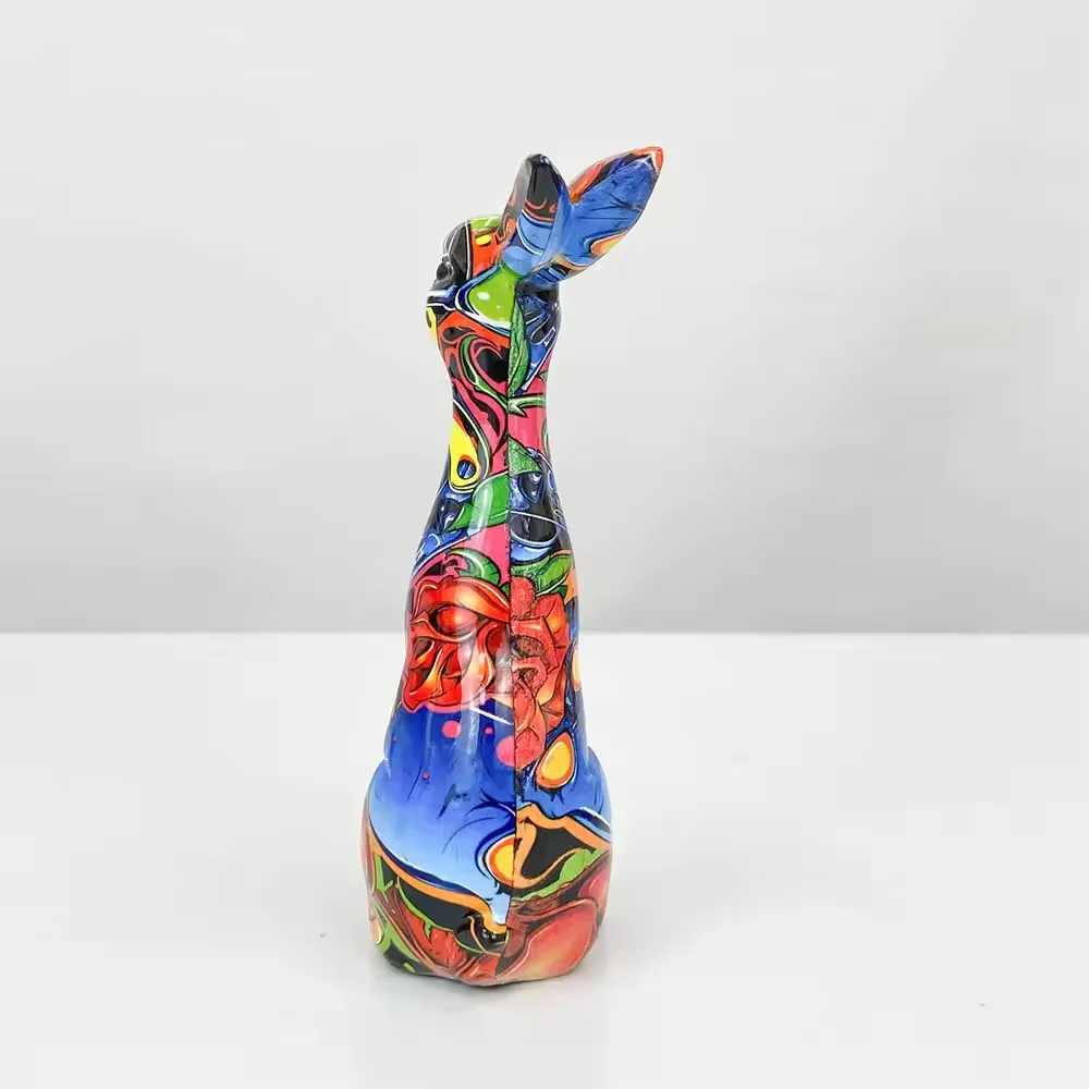 Vista trasera de un adorno de conejo pop art en resina brillante que muestra cobertura grafica integral en la parte posterior
