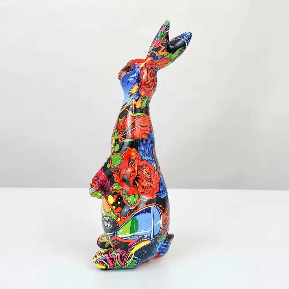 Angulo frontal derecho de un adorno de conejo pop art en resina con motivos de rosas, graficos abstractos y acabado brillante