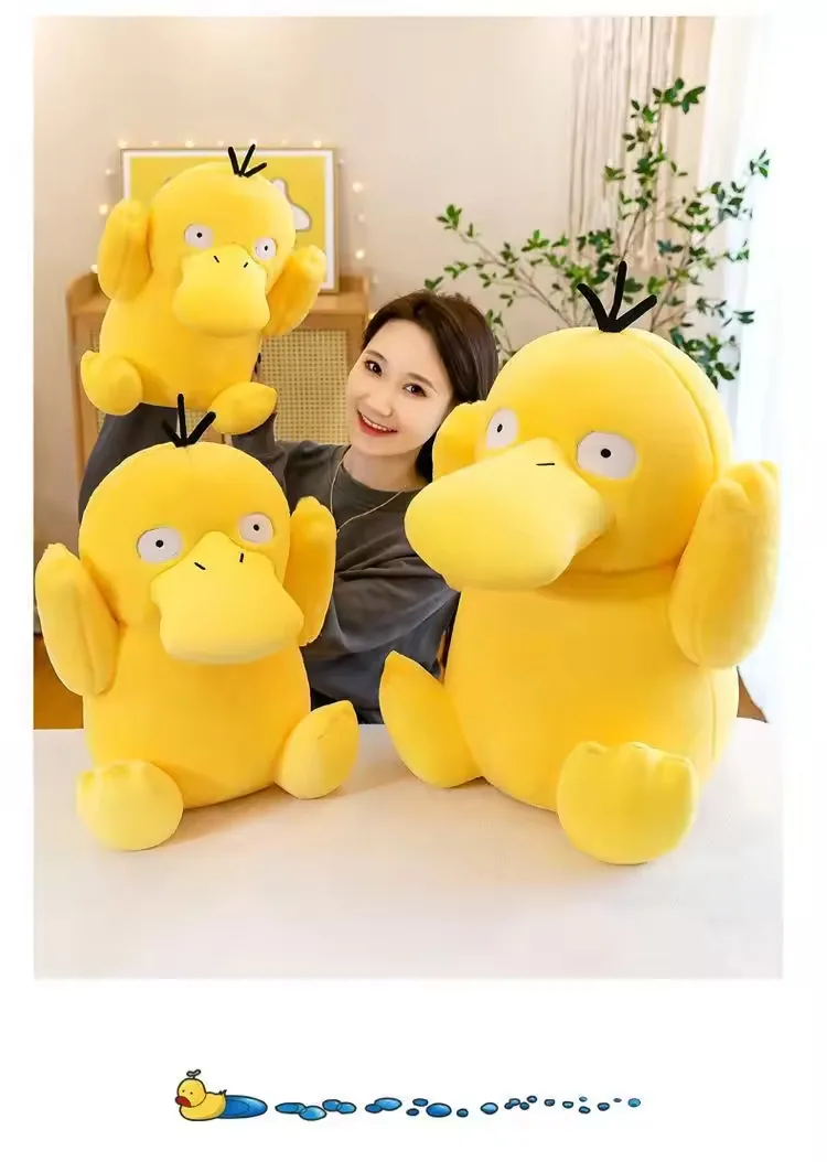 Modelo rodeado por tres peluches Psyduck de diferentes tamanos para referencia de surtido