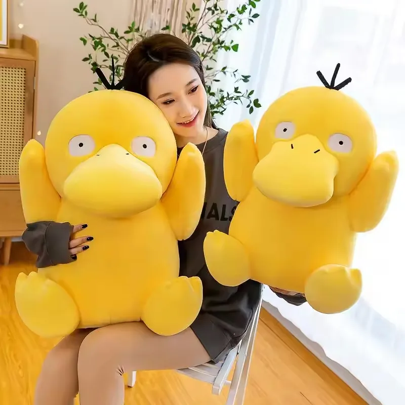 Modelo sosteniendo dos peluches Psyduck de tallas grande y mediana para referencia de regalo y exhibicion
