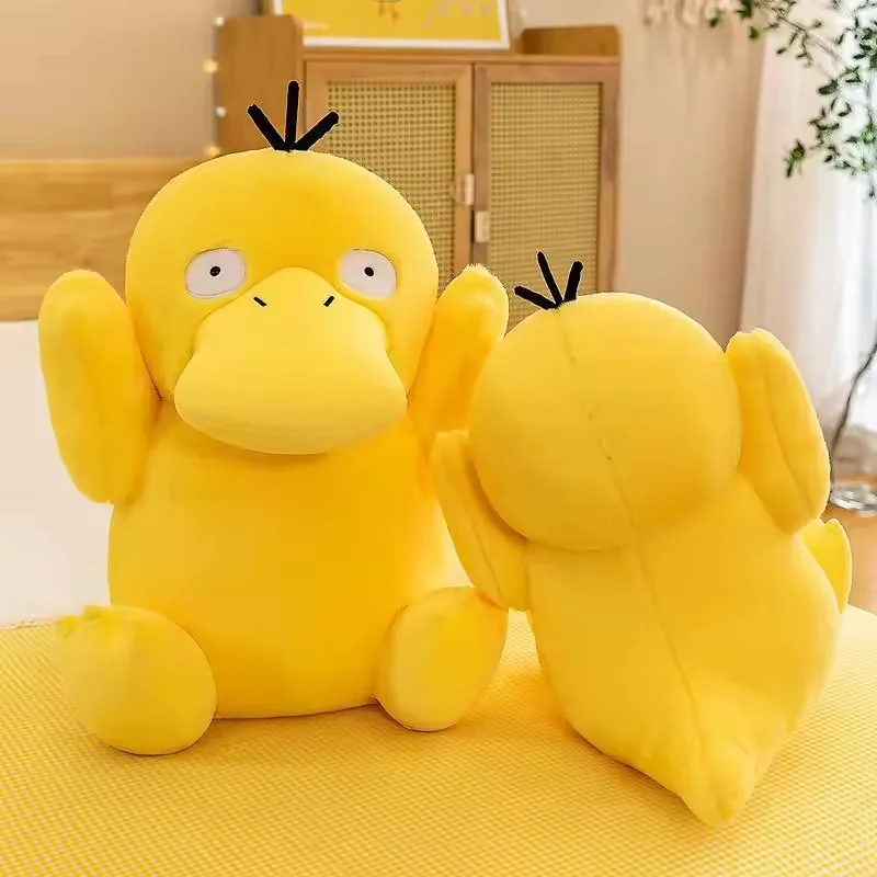 Vista frontal y trasera de un peluche Psyduck mostrando la forma del cuerpo, la colocacion de los brazos y la estructura de costuras
