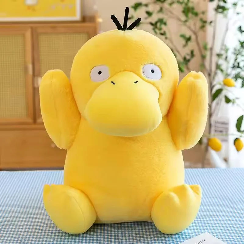 Vista frontal de un solo peluche Psyduck con brazos levantados y pico ancho