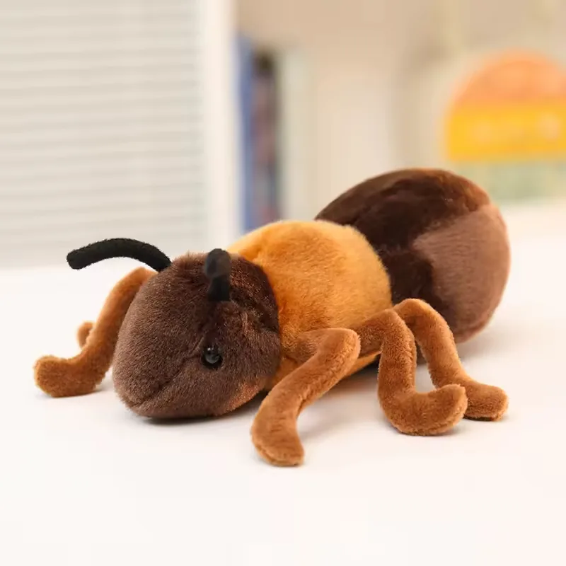 Peluche de hormiga realista exhibido sobre una mesa con iluminacion de fondo desenfocada